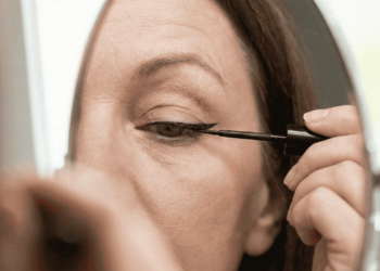 Diga adeus às pálpebras caídas e realce seu olhar com técnicas de maquiagem simples