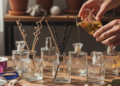 Recicle aqueles frascos de perfume que você tem guardados e transforme-os nesta ideia genial