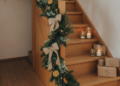 Diga adeus às escadas sem graça neste Natal, tendências para decorá-las e torná-las mais elegante