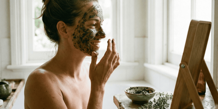 O tomilho é rico em antioxidantes, como apigenina e luteolina, que protegem as células da pele