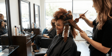 As tonalidades que deixam o cabelo crespo ainda mais estiloso em 2026