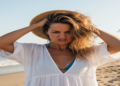 Cansada do efeito palha? Veja como manter os cabelos macios na praia