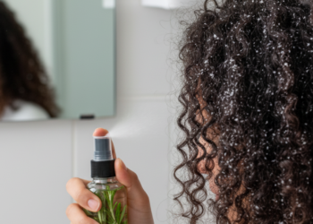 Elimine a caspa e fortaleça seus cabelos com esta infusão ou com algumas gotinhas no seu shampoo