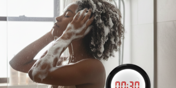 Cabelos opacos ou oleosos? O tempo que você deixa o shampoo agir pode ser o culpado