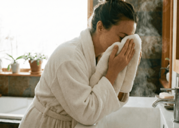 O jeito simples de turbinar a hidratação da pele usando apenas uma toalha morna