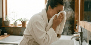 O jeito simples de turbinar a hidratação da pele usando apenas uma toalha morna