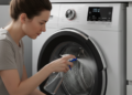 Especialista esclarece o maior mito sobre limpeza da máquina de lavar que muitas donas de casa usa