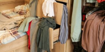 O erro quase invisível que atrai formigas para sua cozinha todos os dias