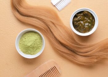 Como cobrir fios brancos de forma natural sem utilizar químicos fortes ou tinturas convencionais