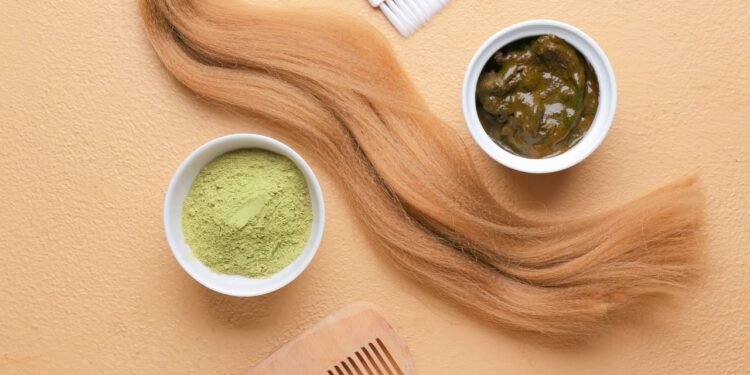 Como cobrir fios brancos de forma natural sem utilizar químicos fortes ou tinturas convencionais