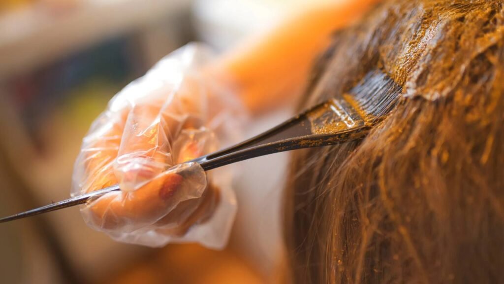 Como cobrir fios brancos de forma natural sem utilizar químicos fortes ou tinturas convencionais