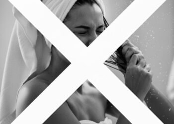 Você ainda esfrega o cabelo na toalha? Entenda por que isso destrói seus fios