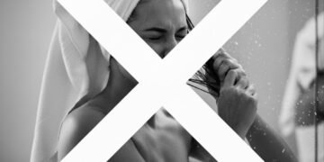 Você ainda esfrega o cabelo na toalha? Entenda por que isso destrói seus fios