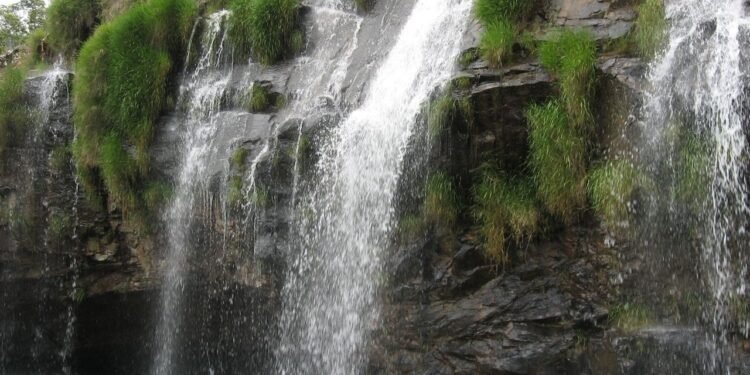 Um paraíso escondido com águas claras e hospedagens rústicas em meio à Serra