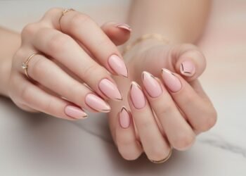 Unha com traço lateral minimalista domina o Pinterest e conquista o mundo da beleza