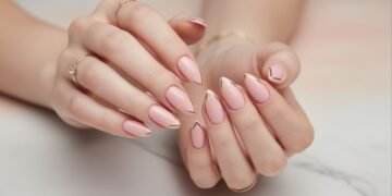 Unha com traço lateral minimalista domina o Pinterest e conquista o mundo da beleza