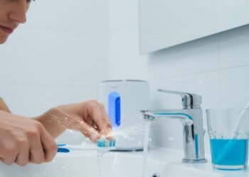 Como higienizar sua escova de dente da forma correta e evitar contaminações