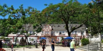 A cidade ideal para visitar antes do verão acabar com clima perfeito e visual único