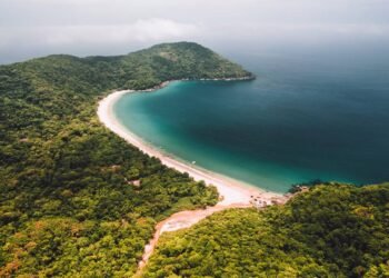 Esse destino carioca guarda praias tão bonitas que parecem irreais