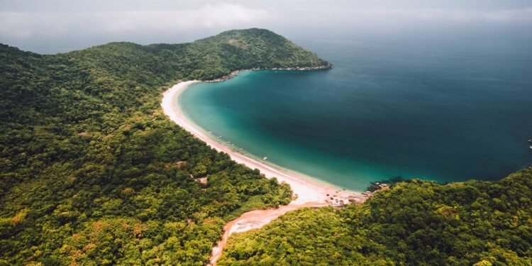 Esse destino carioca guarda praias tão bonitas que parecem irreais