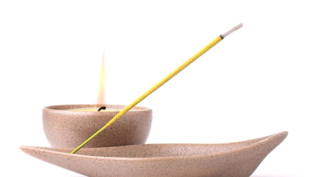 A cor de incenso mais poderosa para purificar e afastar energia negativa da sua casa