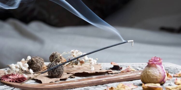 A cor de incenso mais poderosa para purificar e afastar energia negativa da sua casa