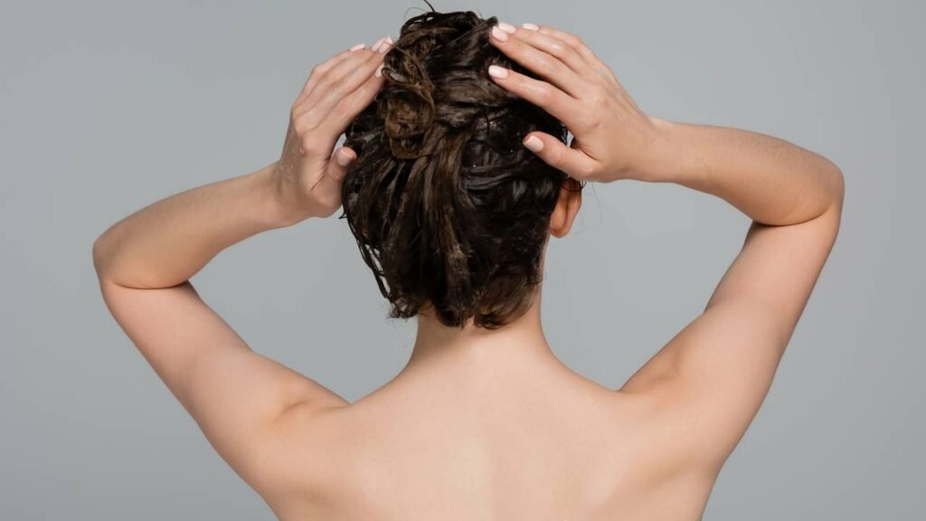 O segredo da lavagem japonesa para cabelos mais fortes e saudáveis