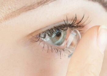 Erros comuns com lentes de contato que colocam sua visão em risco