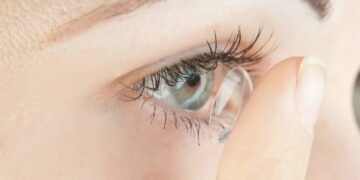 Erros comuns com lentes de contato que colocam sua visão em risco