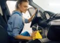 O jeito certo de limpar o tapete do carro sem gastar com produtos caros