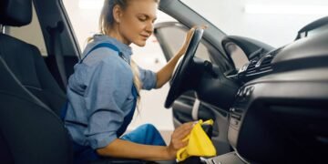 O jeito certo de limpar o tapete do carro sem gastar com produtos caros