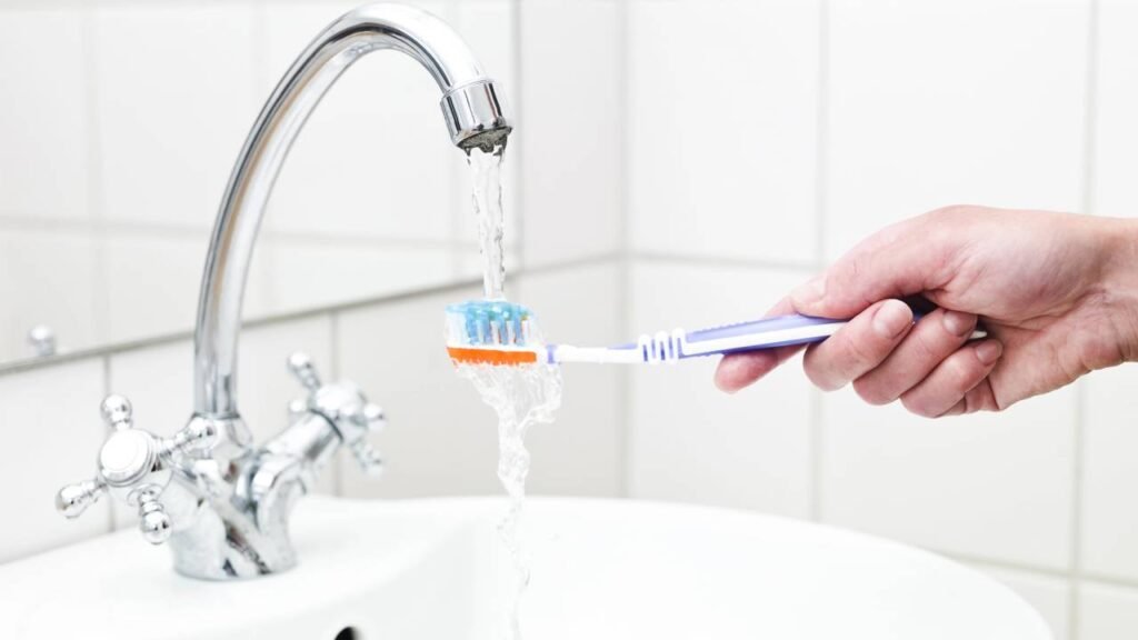 Como higienizar sua escova de dente da forma correta e evitar contaminações