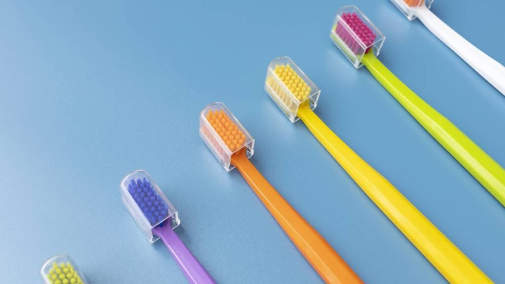 Como higienizar sua escova de dente da forma correta e evitar contaminações