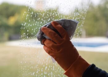 Cansei de vidros manchados até testar esse truque simples que mudou tudo