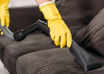 Como manter seu sofá limpo sem precisar chamar empresa de higienização