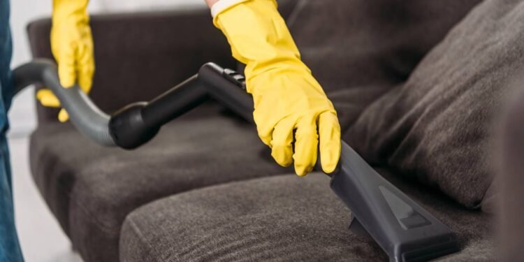 Como manter seu sofá limpo sem precisar chamar empresa de higienização