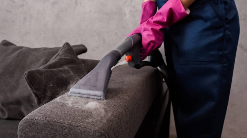 Como manter seu sofá limpo sem precisar chamar empresa de higienização