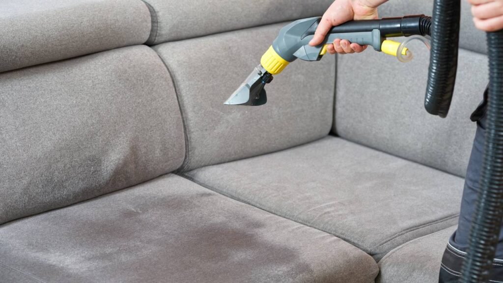 Como manter seu sofá limpo sem precisar chamar empresa de higienização