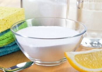 Essa mistura caseira leva apenas 4 ingredientes e pode aposentar seus produtos de limpeza