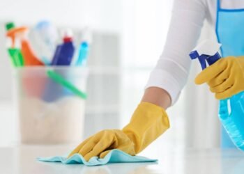 Essa mistura caseira rende 3x mais que o desinfetante e limpa muito melhor