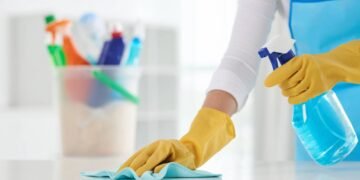 Essa mistura caseira rende 3x mais que o desinfetante e limpa muito melhor