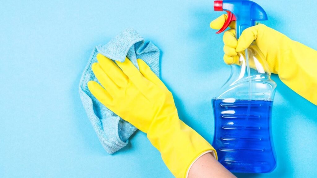 Essa mistura caseira rende 3x mais que o desinfetante e limpa muito melhor