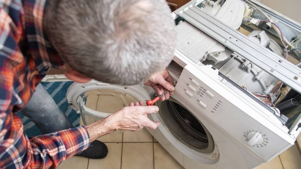 Os piores erros que estragam sua máquina de lavar e como evitar