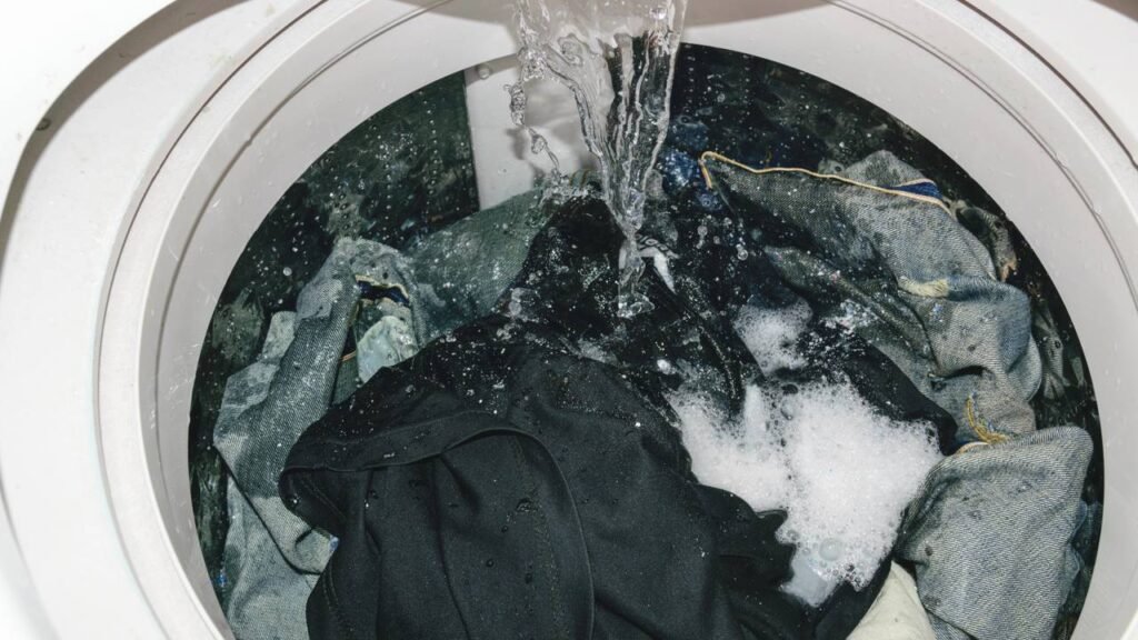 Como reduzir o consumo de água na lavanderia mantendo roupas impecáveis