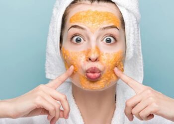 A máscara caseira que deixa o rosto iluminado em apenas 5 minutos
