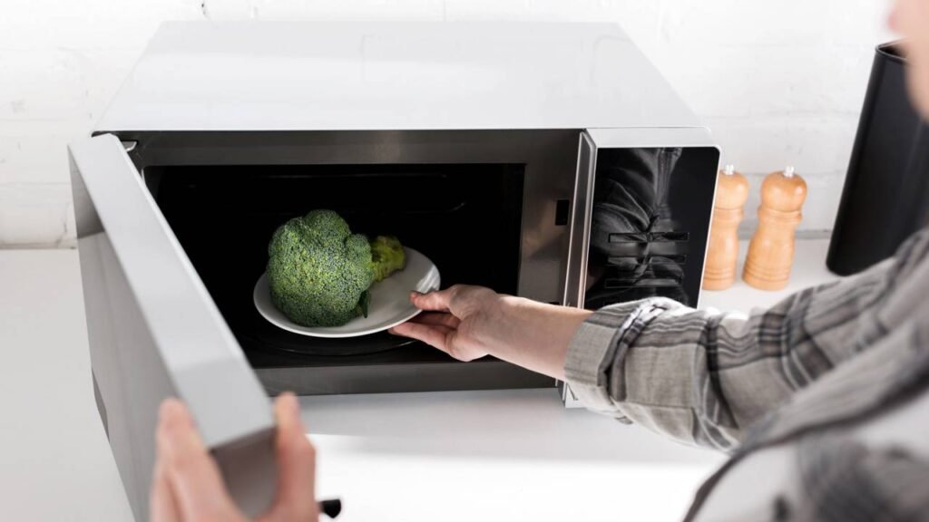 O erro mais comum que está destruindo seu micro-ondas sem você notar