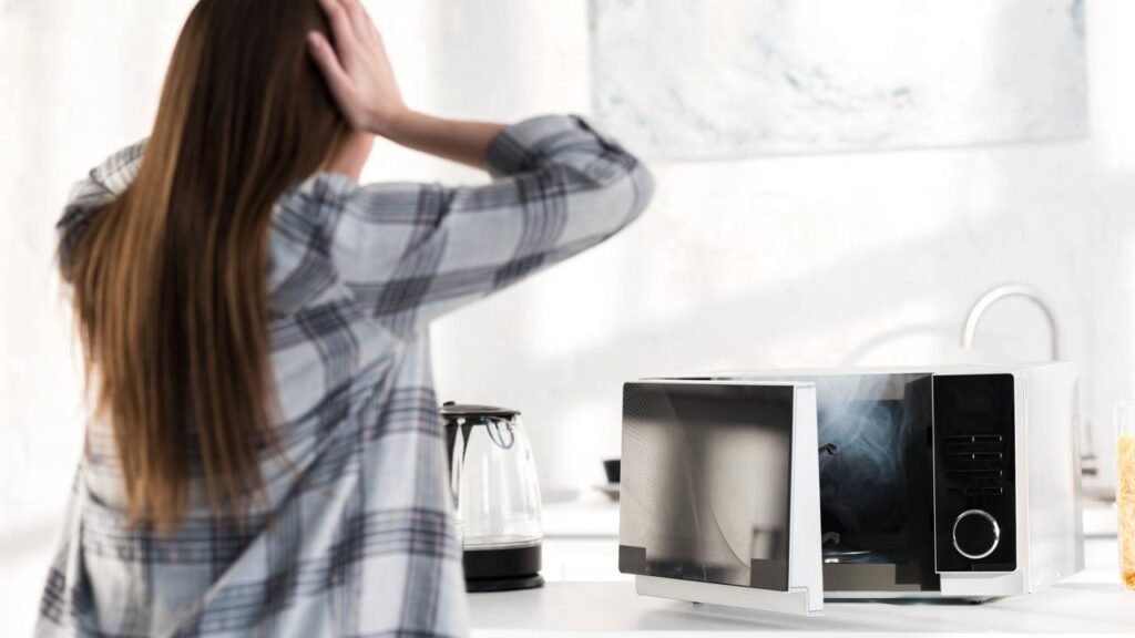 O erro mais comum que está destruindo seu micro-ondas sem você notar