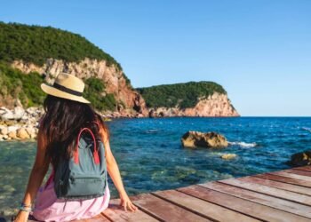 Praias de areia branca, falésias e mar azul-escuro: esse lugar superou destinos famosos e virou tendência acessível