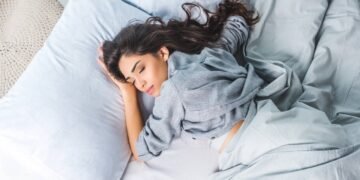 Estudos revelam por que as mulheres precisam dormir mais que os homens