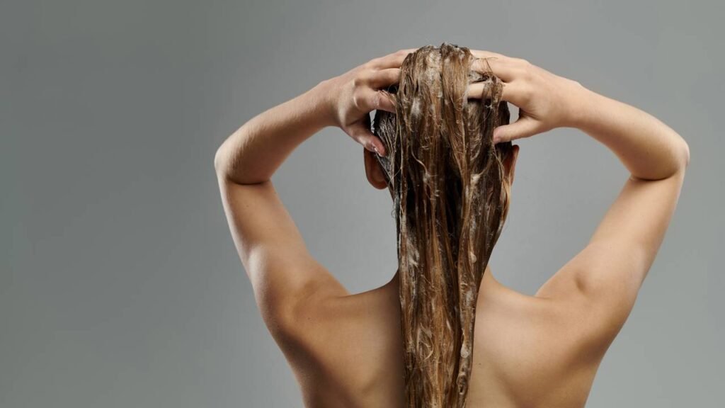Técnicas de pré-shampoo para preservar a saúde de cabelos frágeis